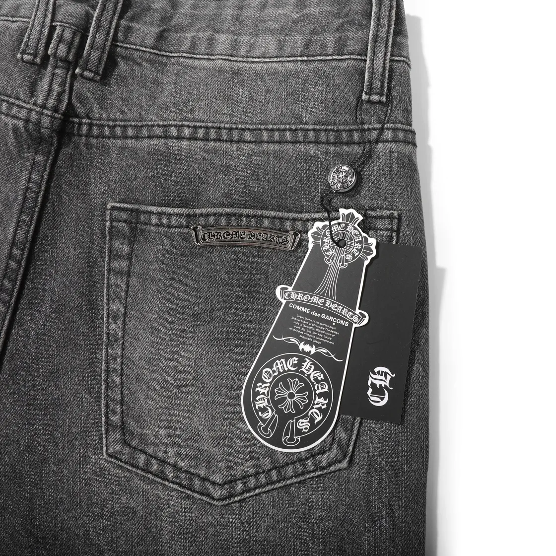 P310 (top version) Chrome hearts new city-limited flame gray jeans Chrome hearts city-limited jeans Hardware customization Original development vintage levis American-made 501 black and gray base version Levi's American-made 501 base version Imported sheepskin 925 silver remake [Top heavy industry fashion design] Consistently high-street luxury style. Speaking of this style, the Zangyin family and GU family are definitely the leading representative brands. Especially the Zangyin family has really achieved a state-of-the-art effect in creating high-street style. The unique washed material is used to create this style. The color system is already quite eye-catching. After it is decorated with patchwork cross flowers, it cleverly highlights the charm of the brand. Secondly, this style uses classic The high-waist cutting design highlights the long legs and fashionable temperament of the upper body. The brand is highly recognizable and the slim fit configuration is more suitable for daily wear. It is a product that interprets personality, fashion, and specifications at a glance. This single product is enough to make any fan excited. It can be a white T-shirt for a youthful college style, or a tight suspender for a royal style. It has strong matching ability and can be easily controlled by men.  [Materials and craftsmanship] Needless to say, this point goes without saying. As an excellent craftsman brand, Zangyin’s requirements for details and craftsmanship are really perfect. The washed color of this model has gone through so many processes, not to mention the embellishment of denim appliques. It is also purely hand-made and sewn. Just like what they believe in, only hand-made things have soul and have the meaning of wear. A top-notch heavy-duty fashionable denim item, I look forward to your perfect interpretation! !  Color: washed gray Size: S M L XL